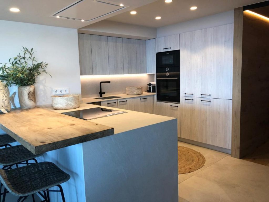 ¿Buscas expertos en cocinas en Arroyo de la Miel? En Cocinas Arroyo de la miel, ofrecemos soluciones de diseño y remodelación de cocinas a medida para transformar tu espacio en el corazón de tu hogar. Nuestro equipo de profesionales altamente cualificados se dedica a crear cocinas funcionales y estéticamente atractivas, adaptadas a tus necesidades y gustos.
